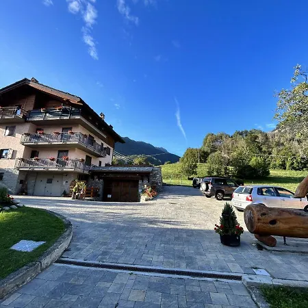 Holiday home Maison Le Cre 2 Introd